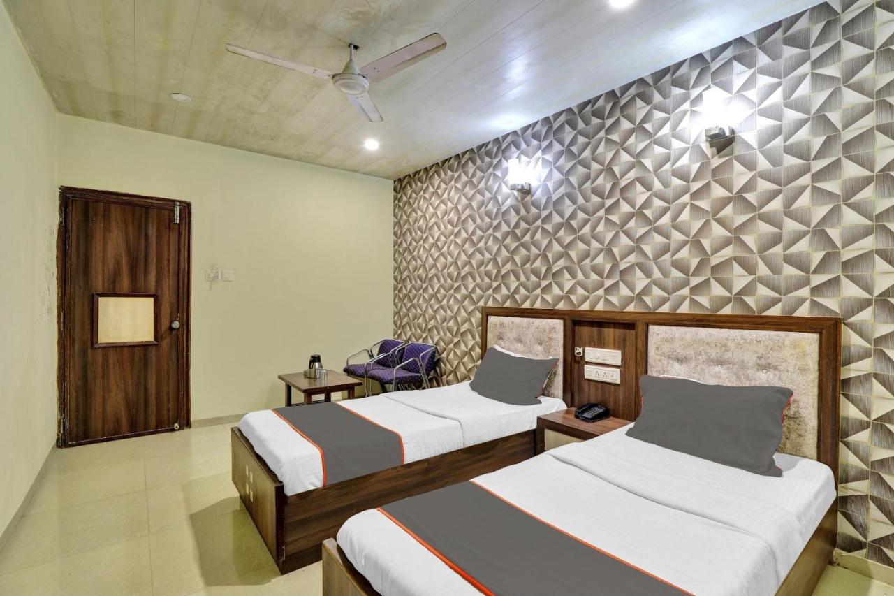 Collection O 82926 Hotel Royal Plaza Ahmedabad Ngoại thất bức ảnh