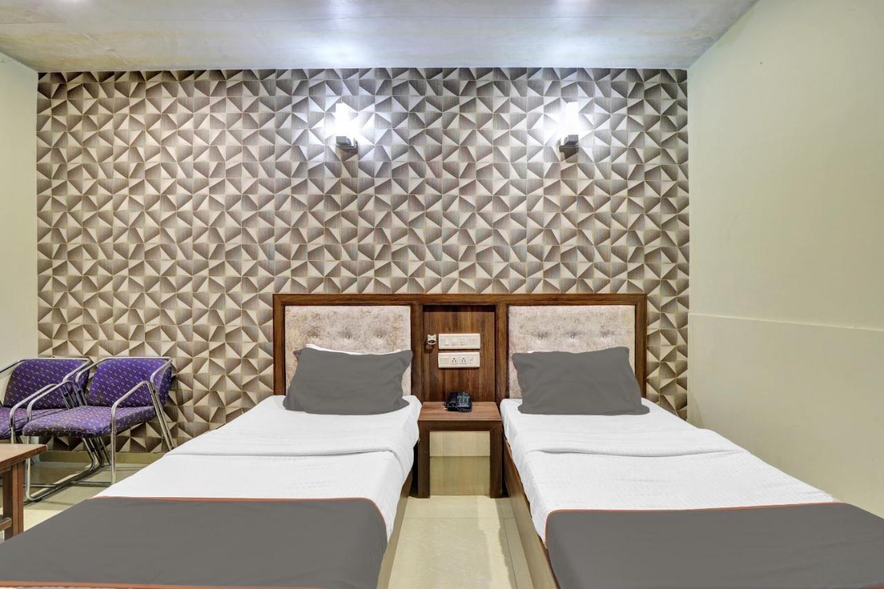 Collection O 82926 Hotel Royal Plaza Ahmedabad Ngoại thất bức ảnh