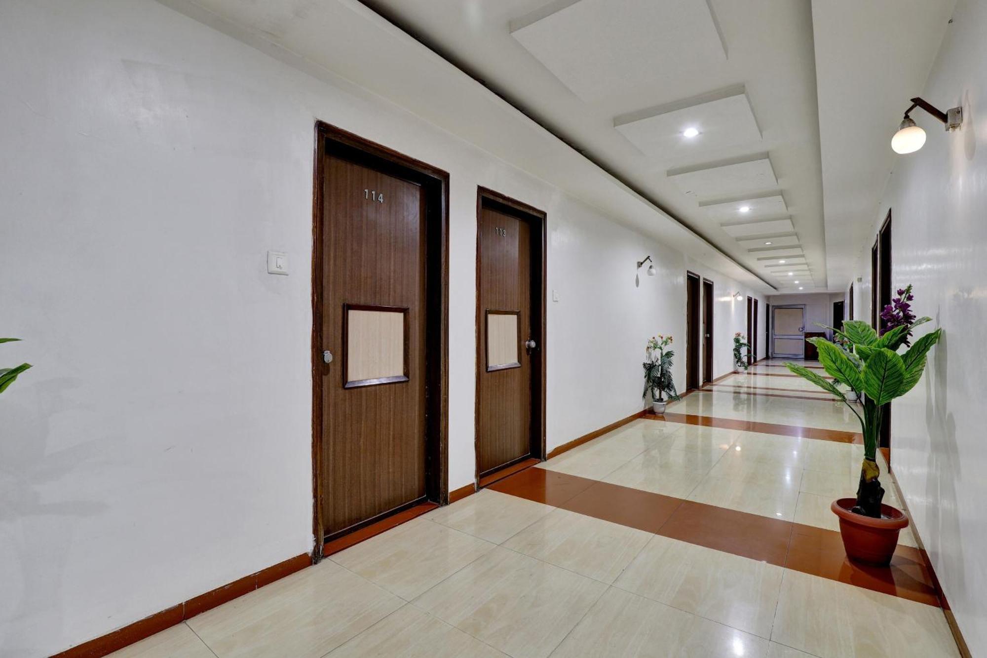 Collection O 82926 Hotel Royal Plaza Ahmedabad Ngoại thất bức ảnh