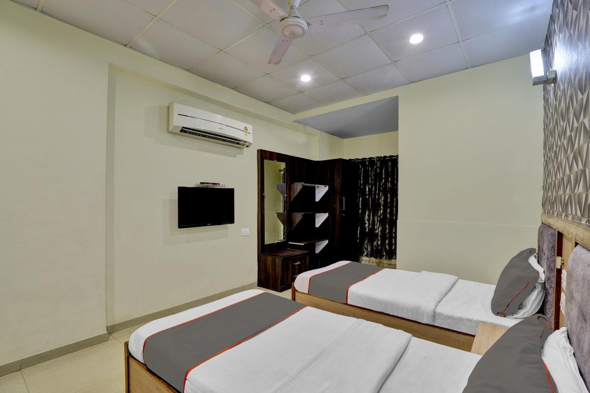 Collection O 82926 Hotel Royal Plaza Ahmedabad Ngoại thất bức ảnh