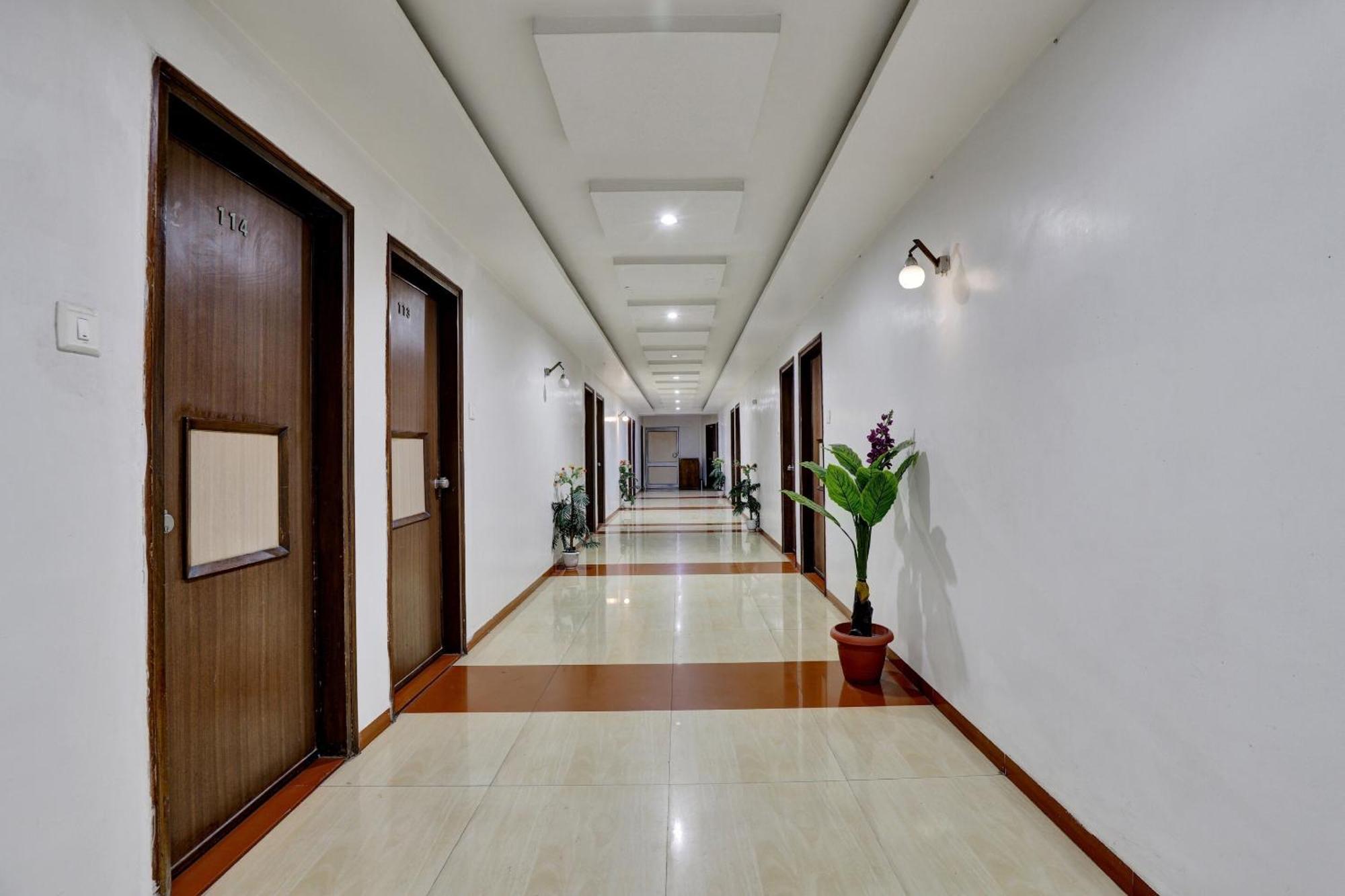 Collection O 82926 Hotel Royal Plaza Ahmedabad Ngoại thất bức ảnh