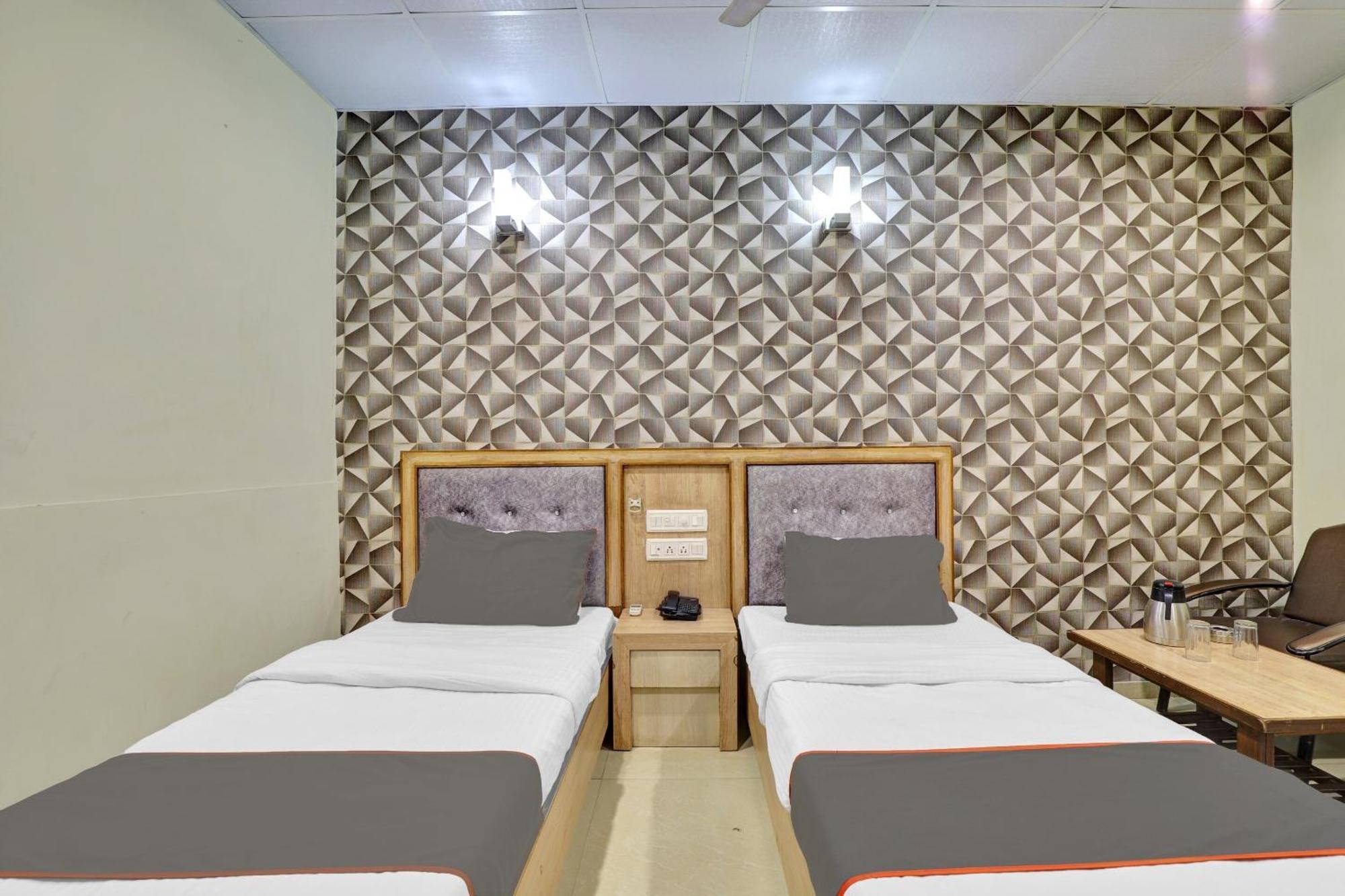 Collection O 82926 Hotel Royal Plaza Ahmedabad Ngoại thất bức ảnh