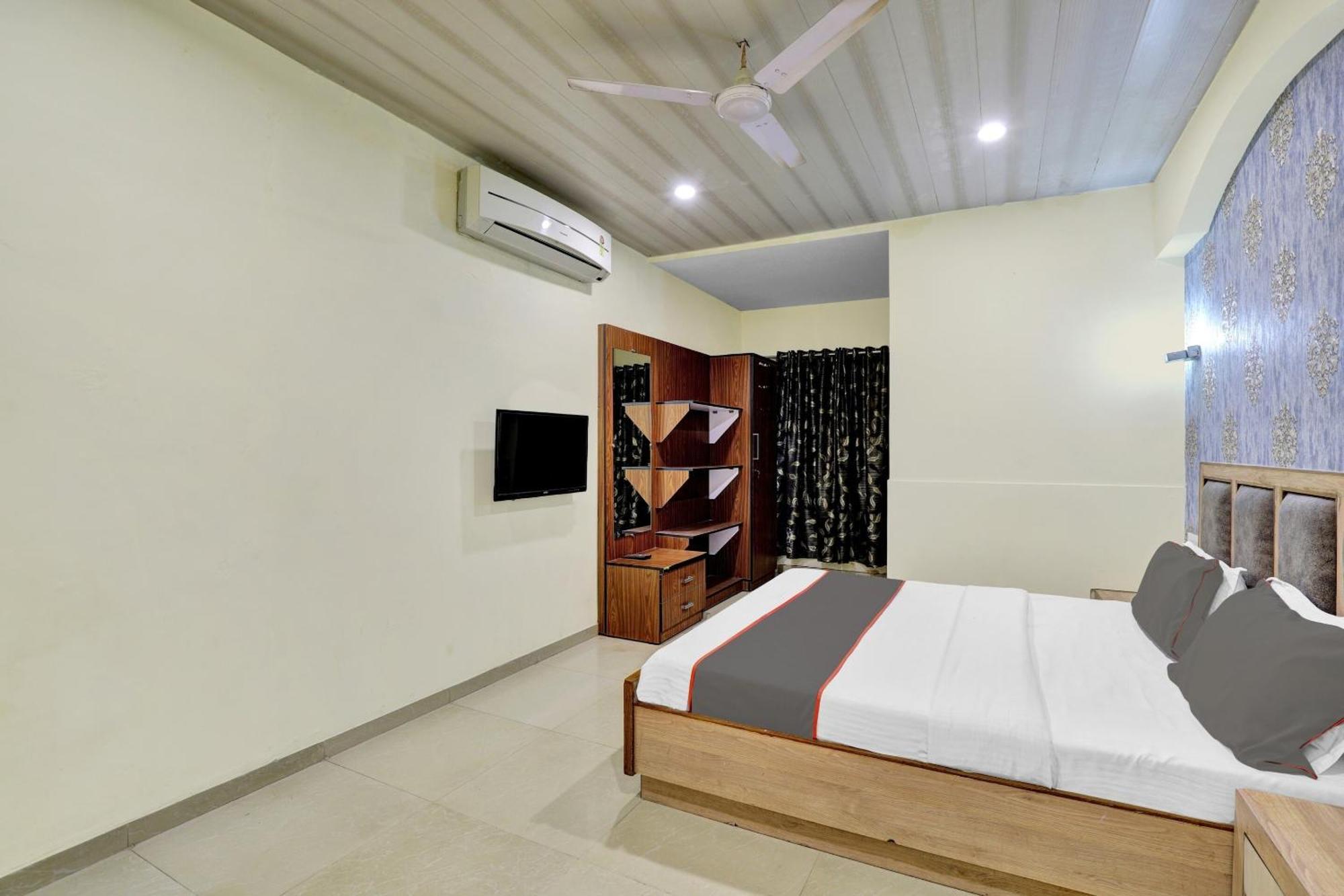 Collection O 82926 Hotel Royal Plaza Ahmedabad Ngoại thất bức ảnh
